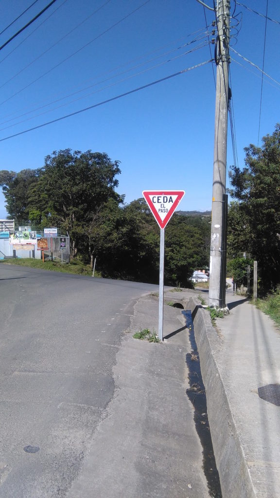 Yield, for those who speak Spanish. "Triangular sign" for those that don't....